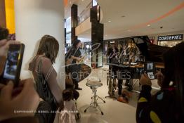 Image du Maroc Professionnelle de  Les visiteurs captent des images des musiciens offrent des attractions aux visiteurs du Morocco Mega Mall, le plus grand centre commercial d'Afrique avec 200.000 m² de surface au sol située sur le Boulevard de la Corniche Boulevard de L'Océan Ain Diab, à Casablanca, Vendredi 16 Décembre 2011. (Photo / Abdeljalil Bounhar) 